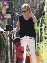 Charlize Therons Sohn Jackson ist ein kleiner Gentleman