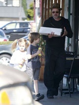 Brad Pitt: Donut-Shopping mit Knox & Vivienne