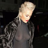 Rita Ora ohne BH