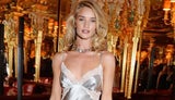 Rosie Huntington-Whiteley im Nachthemd