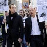 Jude Law und Kevin Spacey demonstrieren für Meinungsfreiheit in Weißrussland