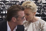 Charlize Theron & Sean Penn turteln bei Pariser Fashion Week