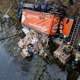 Lkw stürzt in die Traun