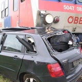 Auto von Zug 90 Meter mitgeschleift