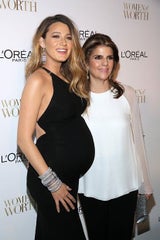 Blake Lively paradiert ihre Babykugel