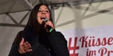 Kuss-Protest vor Cafe Prückel