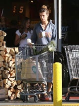 Elisabetta Canalis geht Einkaufen