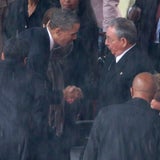 Barack Obama reicht Raùl Castro die Hand