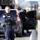 Bewaffneter nimmt Geiseln in Postamt