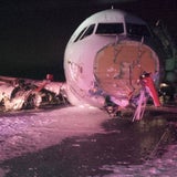 Airbus streift Stromleitung, dann Bruchlandung