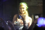 Paris Hilton hat Spaß am Auflegen in Marbella