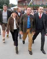 Arnold Schwarzenegger & Heather Milligan am Oktoberfest