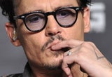 Johnny Depp zeigt seinen Verlobungsring