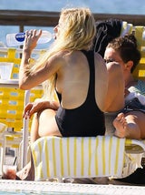 Sängerin Ellie Goulding entblößt die halbe Brust