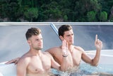 "Rendezvous im Paradies" mit ANTM-Kandidaten Damir und Miro.