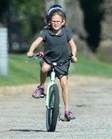 Violet Affleck auf zwei Rädern