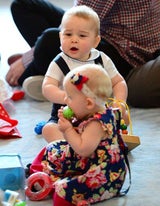 Herzogin Kate mit Baby George in Krabbelgruppe