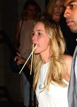 Jennifer Lawrence blödelt mit Essstäbchen