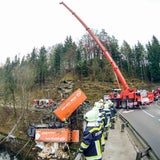 Lkw stürzt in die Traun