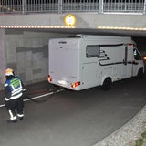Wohnwagen steckt fest