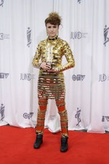 Kiesza in Gold
