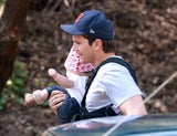 Ashton Kutcher spaziert mit Baby Wyatt