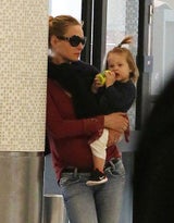 Uma Thurman am Flughafen mit Tochter Luna