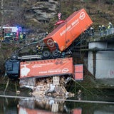 Lkw stürzt in die Traun