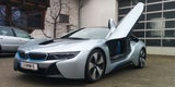 Dicker Mann kommt nicht aus BMW