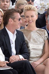 Charlize Theron & Sean Penn turteln bei Pariser Fashion Week
