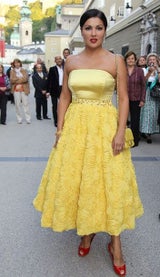 Anna in Gelb zur Premiere