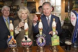 Prinz Charles & Camilla im Pub