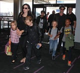 Brad Pitt & Angelina Jolie lotsen Kids durch Flughafen