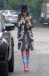 Rita Ora in bunten Stiefeln