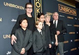 Brad Pitt, Maddox, Pax und Shiloh springen für Angelina Jolie ein
