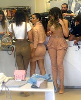 Kim, Khloe & Kylie halten Shopping Tour mit Handy fest
