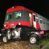 Pkw von Zug erfasst