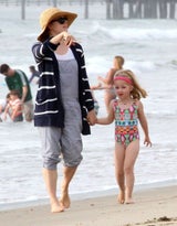 Amy Adams genießt einen Strandtag mit Tochter Aviana