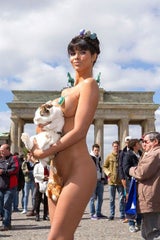 Micaela Schäfer bedeckt wieder nur das Nötigste