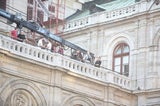 Tom Cruise: Irrer Stunt an der Fassade der Wiener Staatsoper