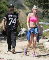 Miley Cyrus zeigt Sixpack beim Wandern