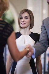 Königin Letizia im Schwarz-Weiß-Look