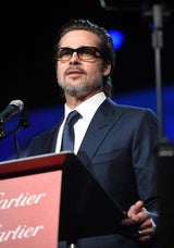 Brad Pitt trägt Nagellack