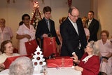 Fürst Albert spielt Santa Claus