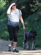Milla Jovovich hält sich trotz Babybauch fit