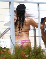 Eva Longoria & José Baston relaxen am Pool