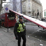 Ast "köpft" Doppeldecker in London