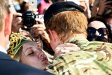 So überschwänglich wird Prinz Harry in Australien verabschiedet