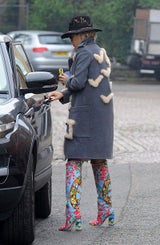 Rita Ora in bunten Stiefeln