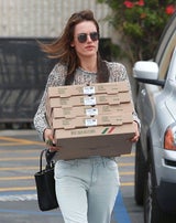 Alessandra Ambrosio mit Mega-Pizzalieferung